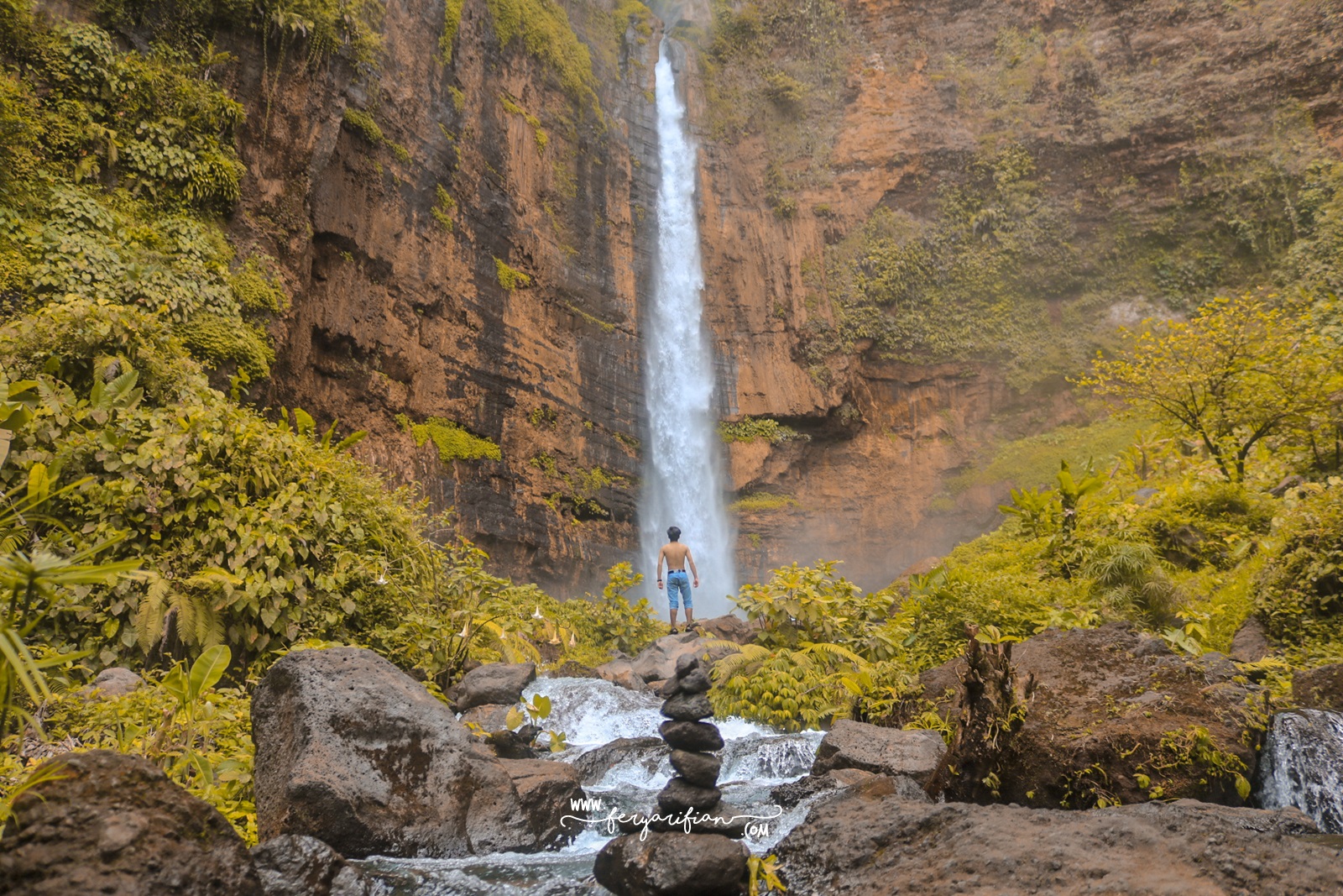Keindahan Air Terjun Kapas Biru Lumajang yang Wajib Untuk Dikunjungi