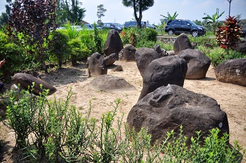 Sekumpulan Batu Misteri Di Lereng Gunung Lawu