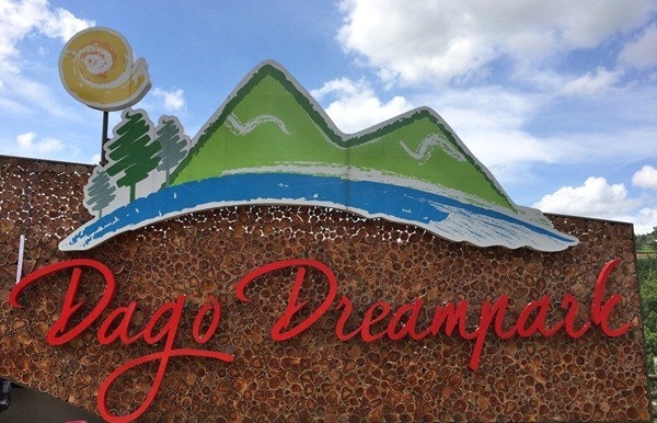 Gambar Pemandangan Hutan Pinus di Dago Dream Park