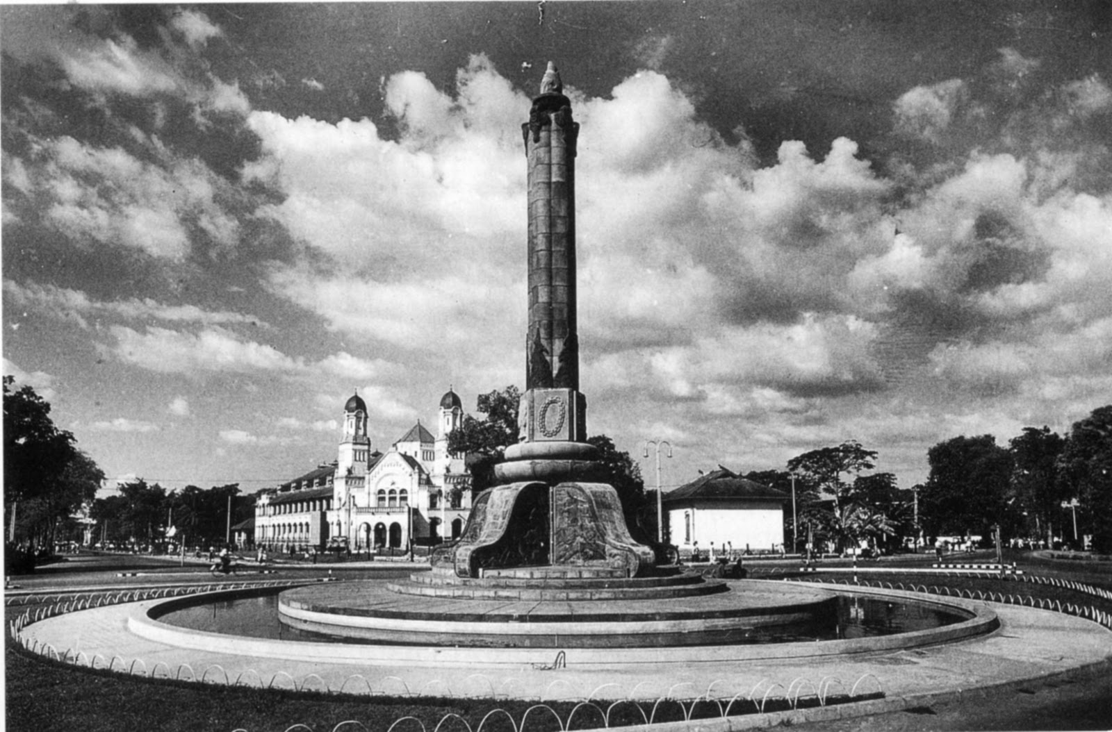 Patung di Tugu Muda Semarang