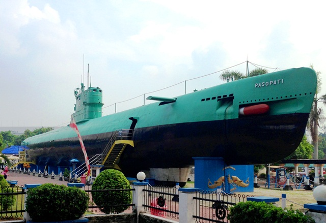 Meriahnya suasana di Monumen Kapal Selam Surabaya
