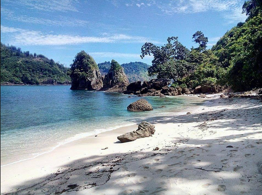 Pantai Teluk Asmoro