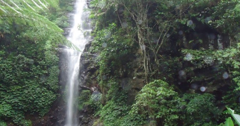 Pemandangan air terjun Dlundung yang sejuk
