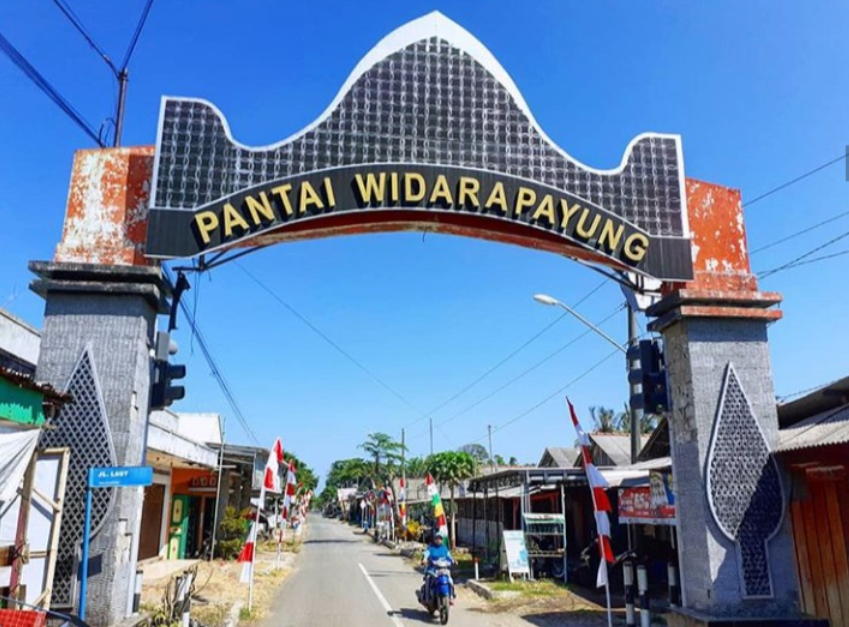 Foto pemandangan ke arah pantai dari waterfall di Widarapayung