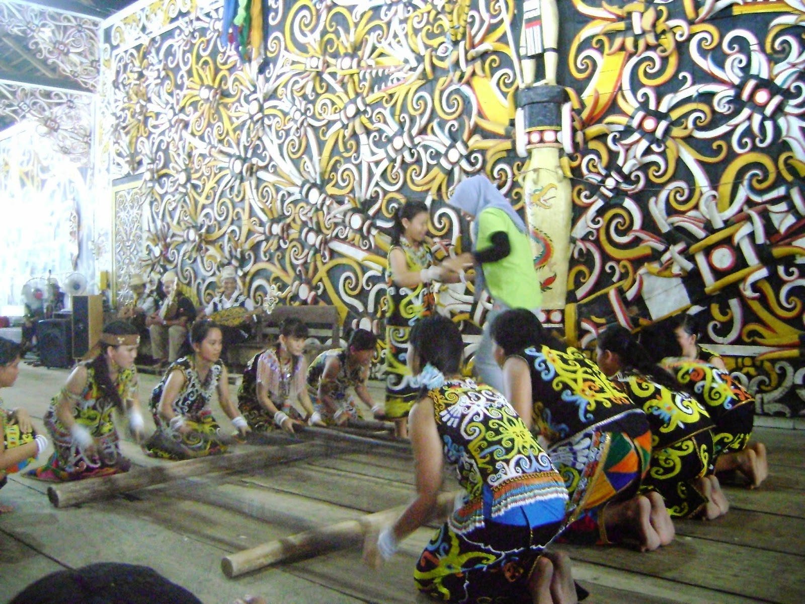 Wonderful Indonesia: Desa Budaya Pampang, Samarinda Kalimantan Timur