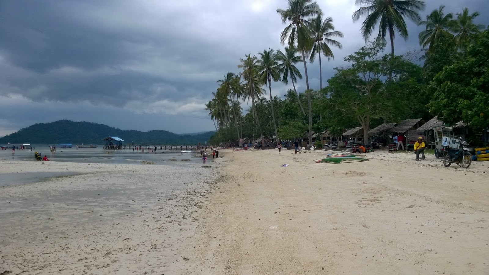 Aktivitas mencari kerang di pantai Klara