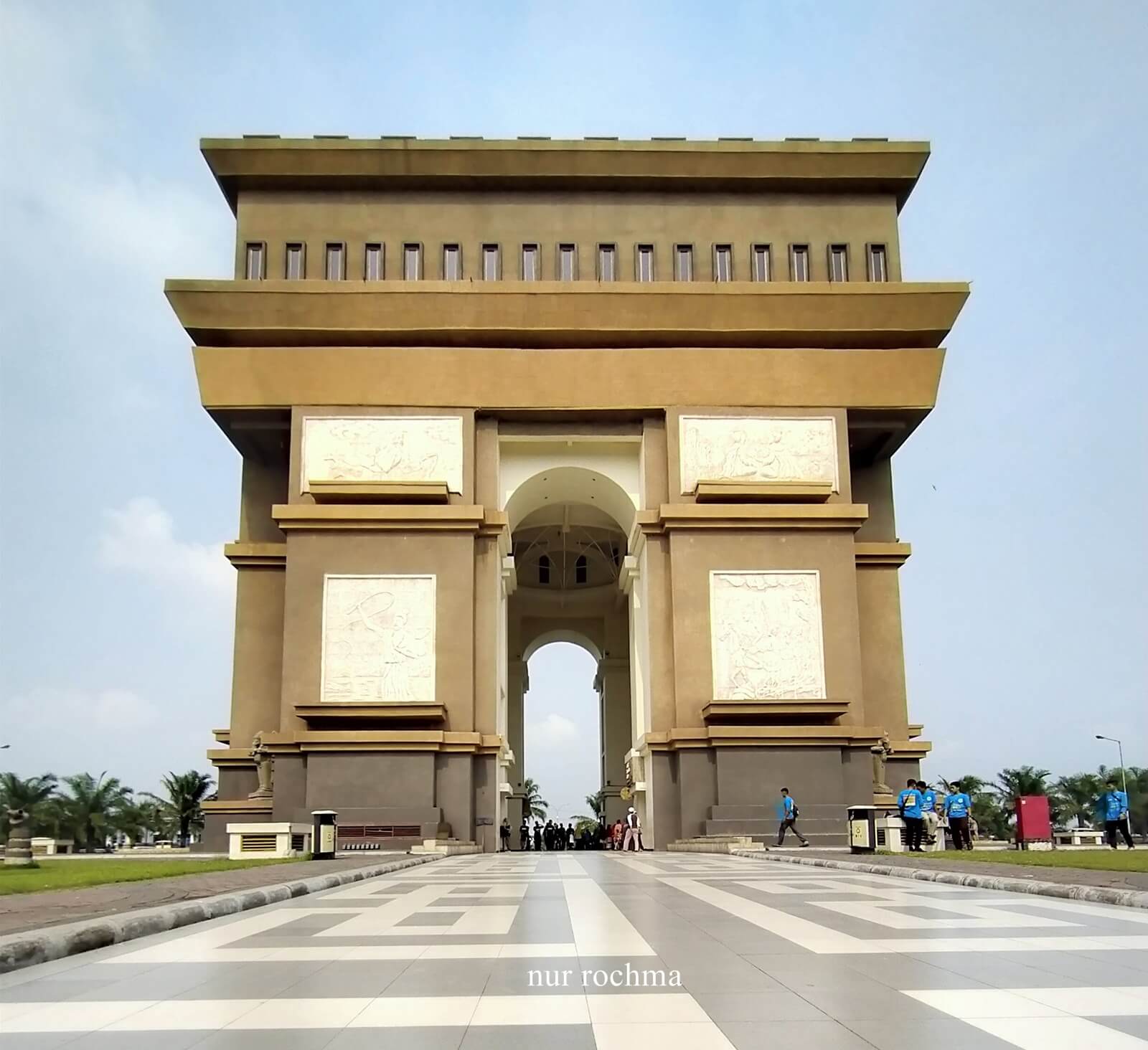 Di Monumen Simpang Lima Gumul Anda Akan Merasa Seperti Berada di Paris