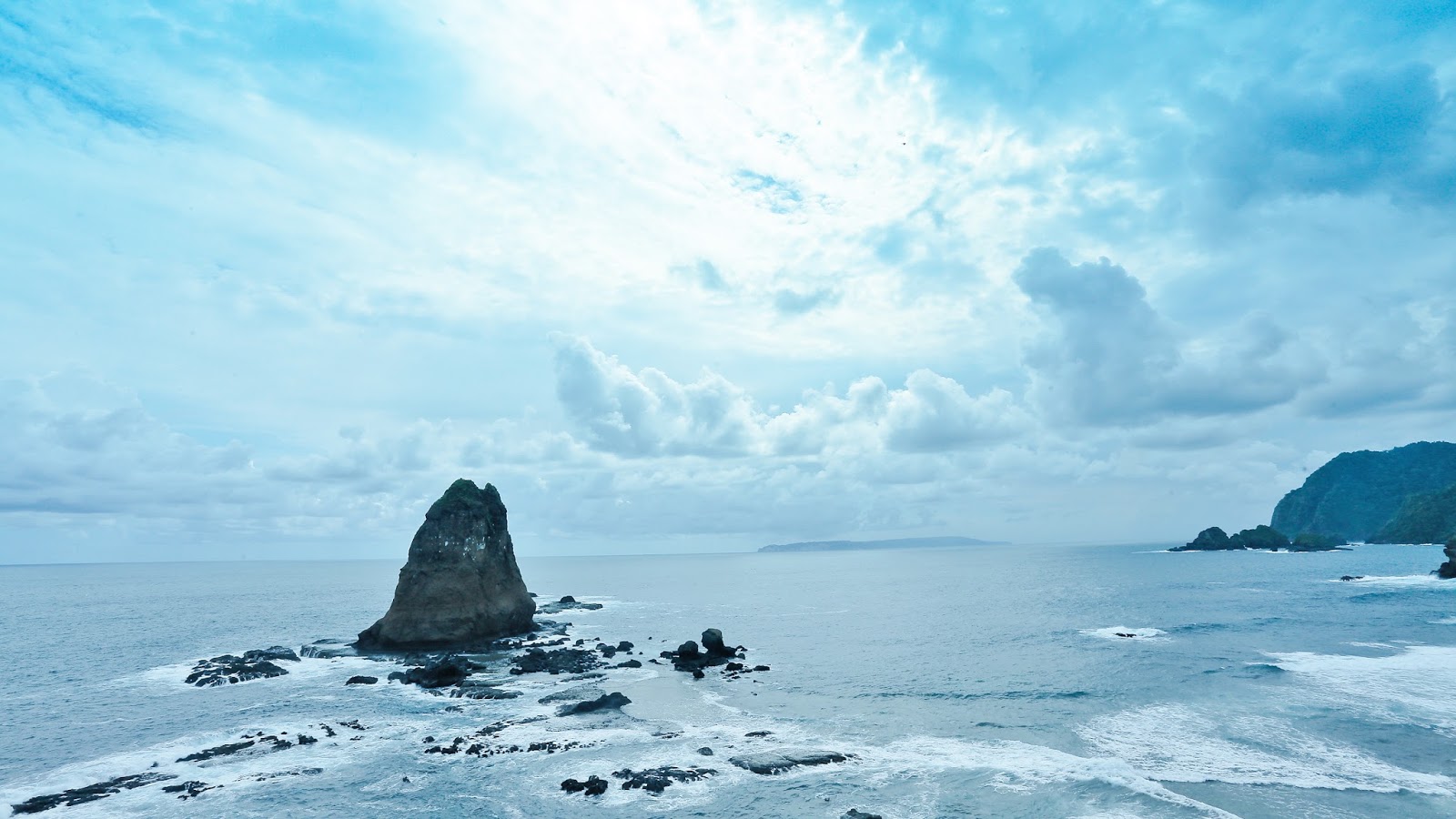Pemandangan Pantai Papuma