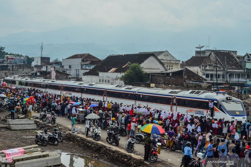 Kereta Api Cibatu-Garut