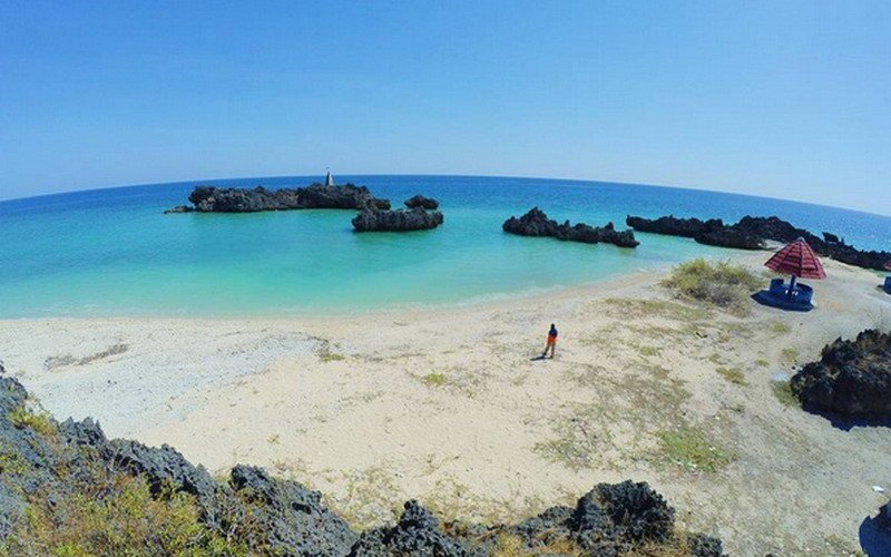 Kerlap-Kerlipnya Pantai Tiang Bendera di Malam Hari