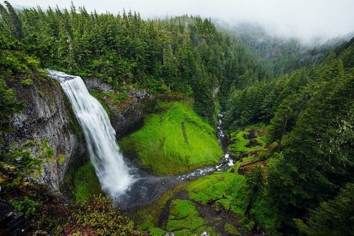 Pemandangan air terjun Dlundung yang menenangkan