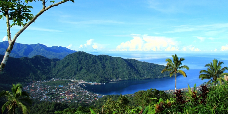 Indahnya Teluk Tahuna dari Puncak Langaneng
