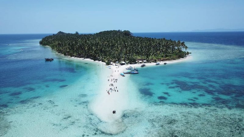 Pemandangan dari atas Pulau Mahitam