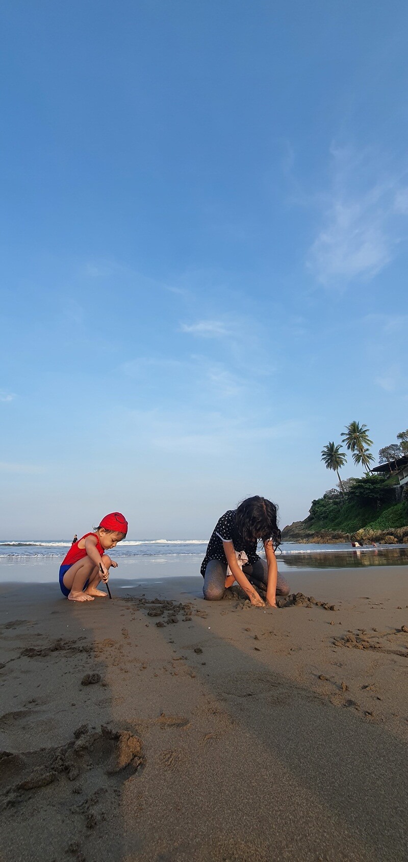 Pantai Pelabuhan Ratu dengan pasir putih dan air laut biru