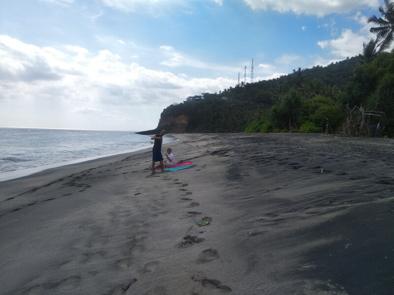 Bersantai di Pantai Setangi