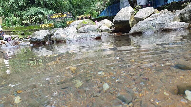 Berenang di aliran sungai yang airnya bening banget di Wisata Cipaniis
