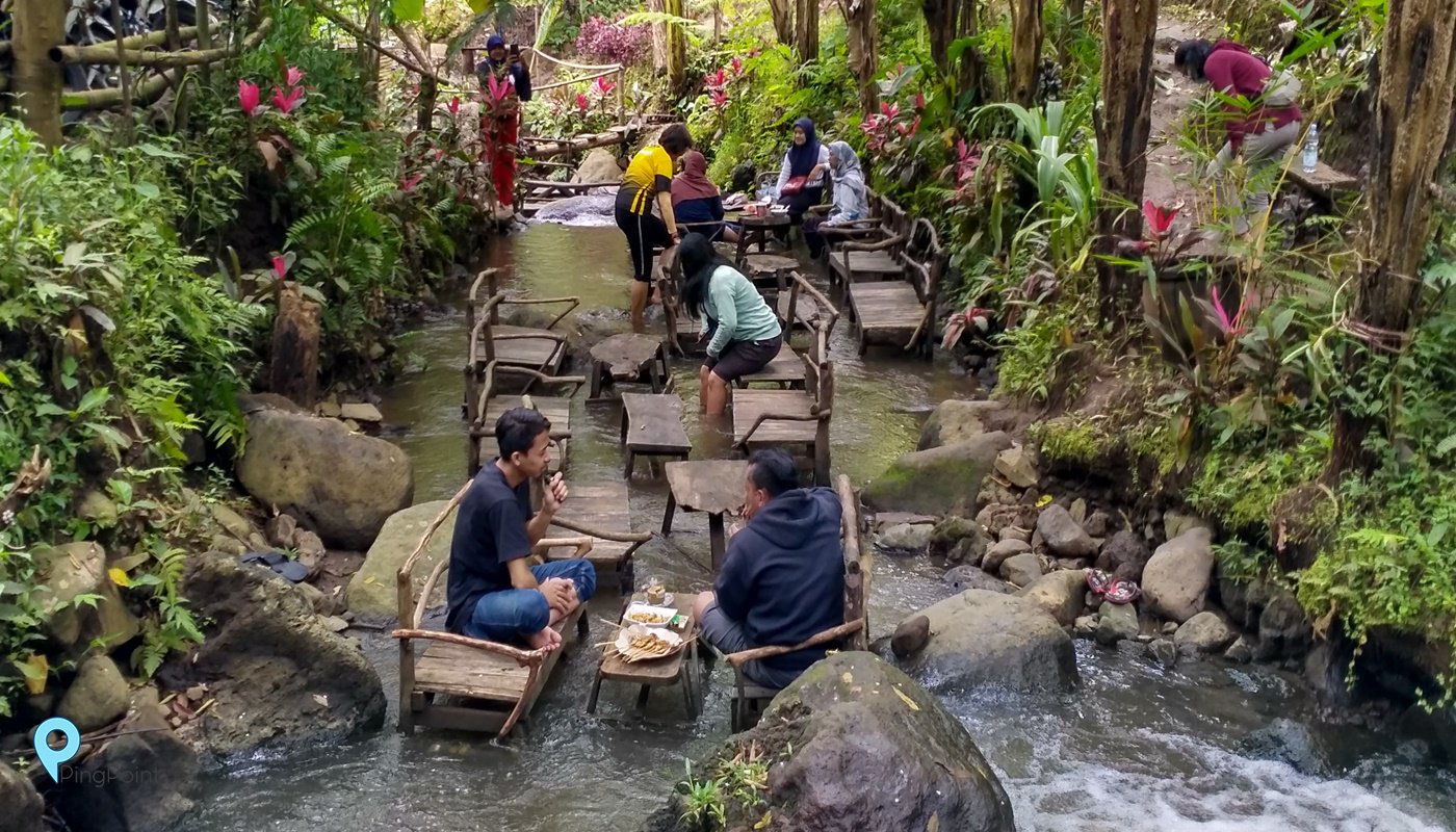 Kopi Keceh, Sensasi Nongkrong di Tengah Kali Jahe