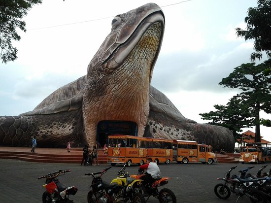 Pemandangan Laut dari Pantai Kartini