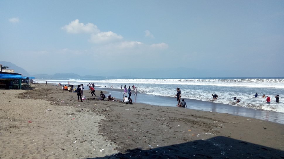 Pemandangan pantai Pelabuhan Ratu
