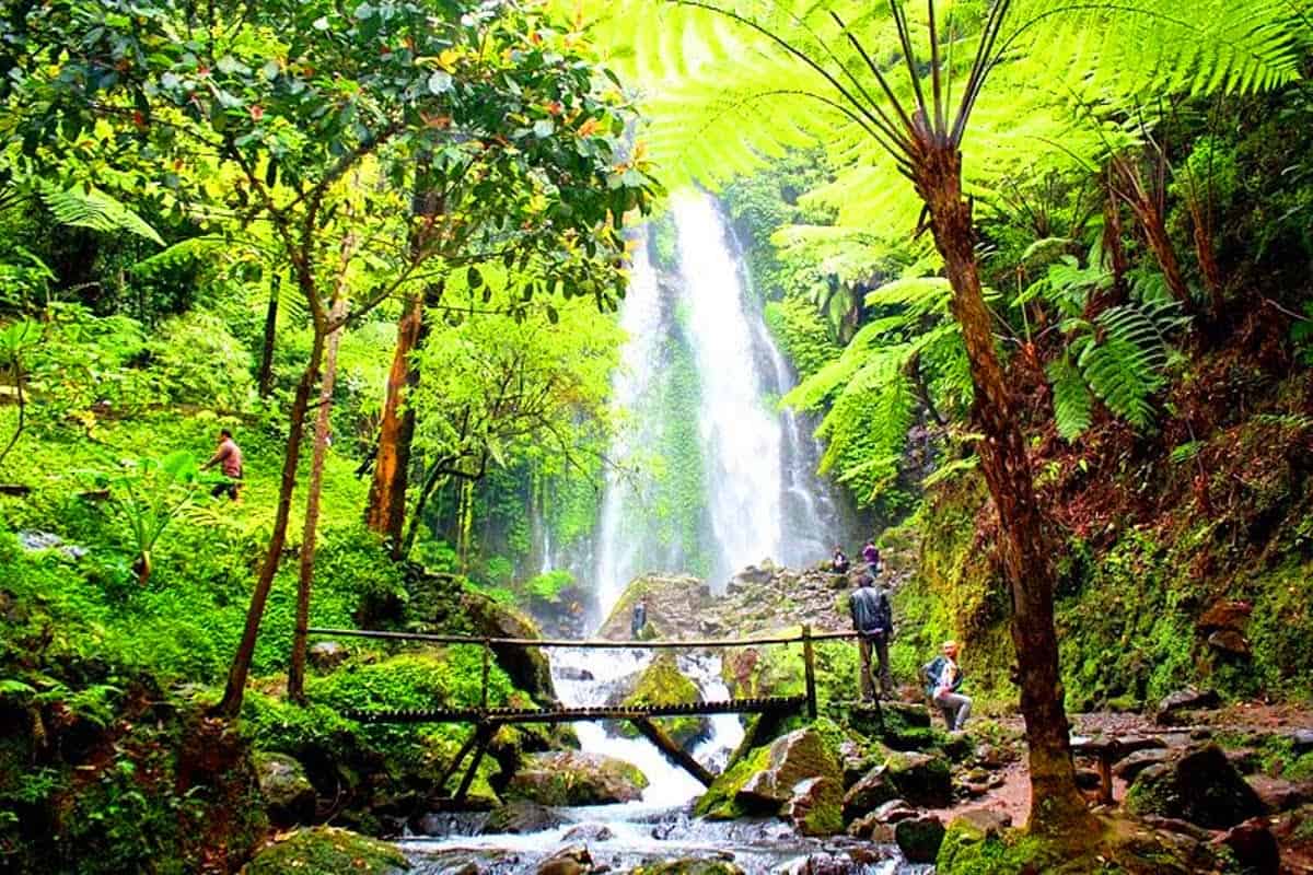 Foto air terjun Grojogan Sewu yang terlarang bagi sepasang kekasih