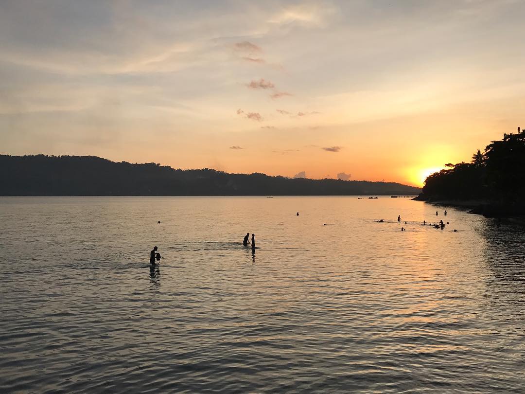 Pemandangan Pantai Natsepa Maluku