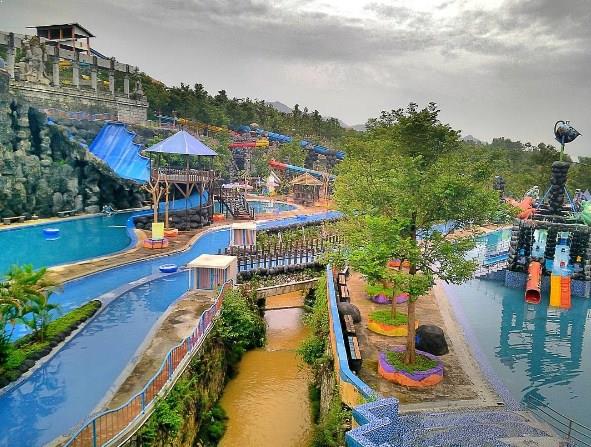 Kolam renang di Kediri Waterpark