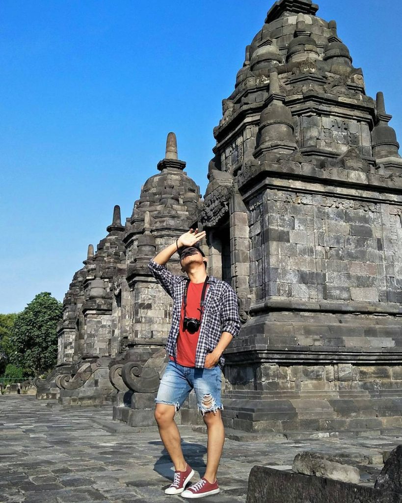 foto wisatawan lagi bermain di Candi Lumbung dari Tugu Wisata