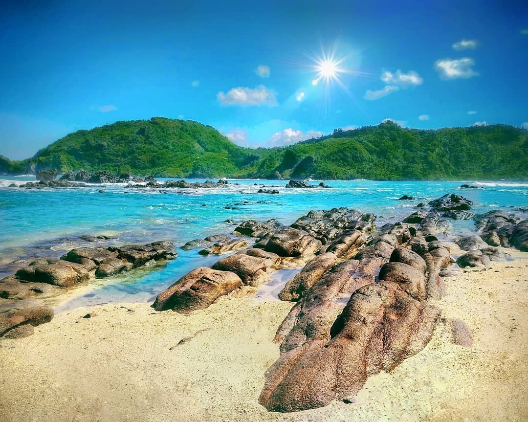 Pemandagan eksotis dari Pantai Wediombo