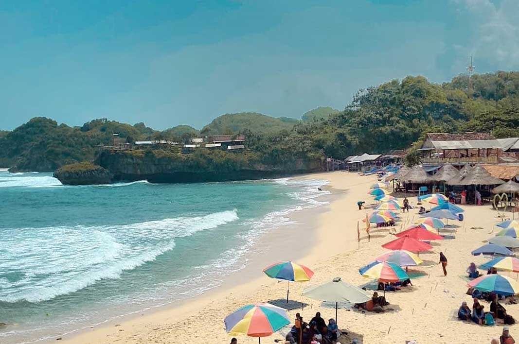 Ombak besar di Pantai Drini