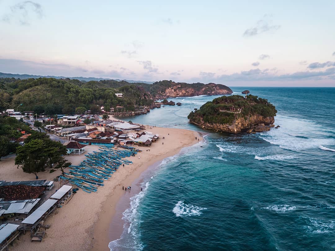 Pemandangan Pantai Drini dari ketinggian