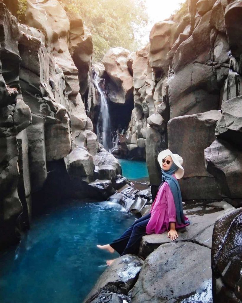 Keindahan Kolam Alami Biru Di Curug Cikuluwung Bogor