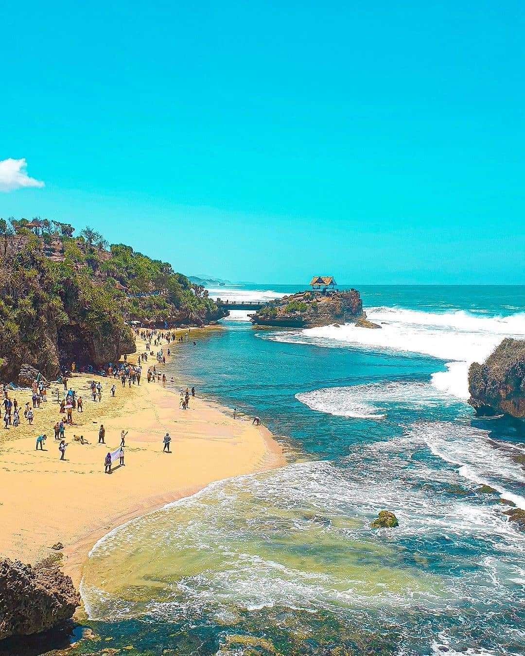 hamparan pasir di pantai Ngrawe