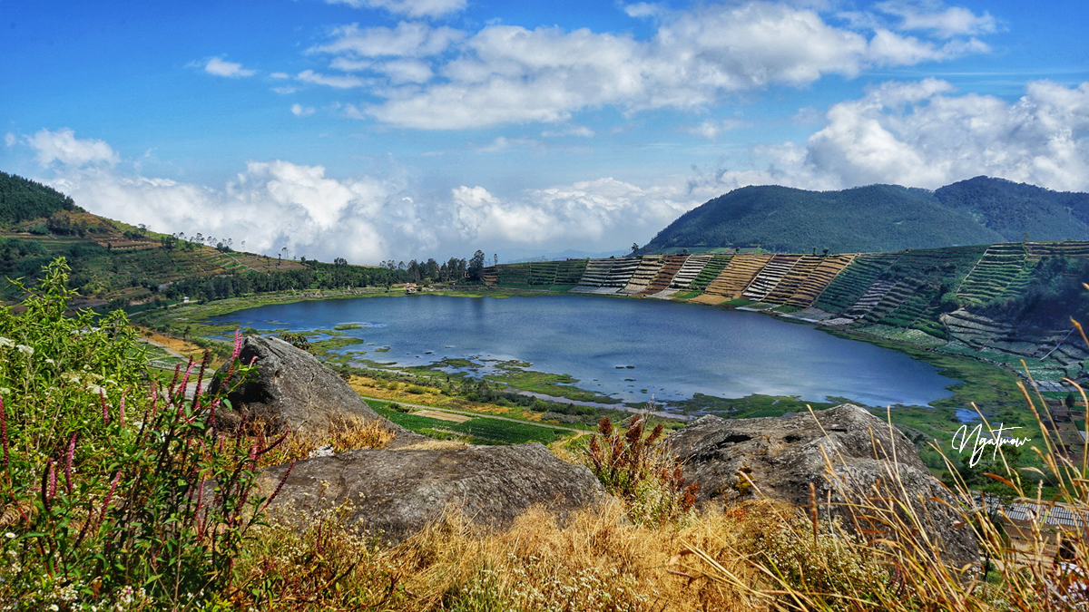 Membelah Kabut Naik Kayak di Telaga Merdada
