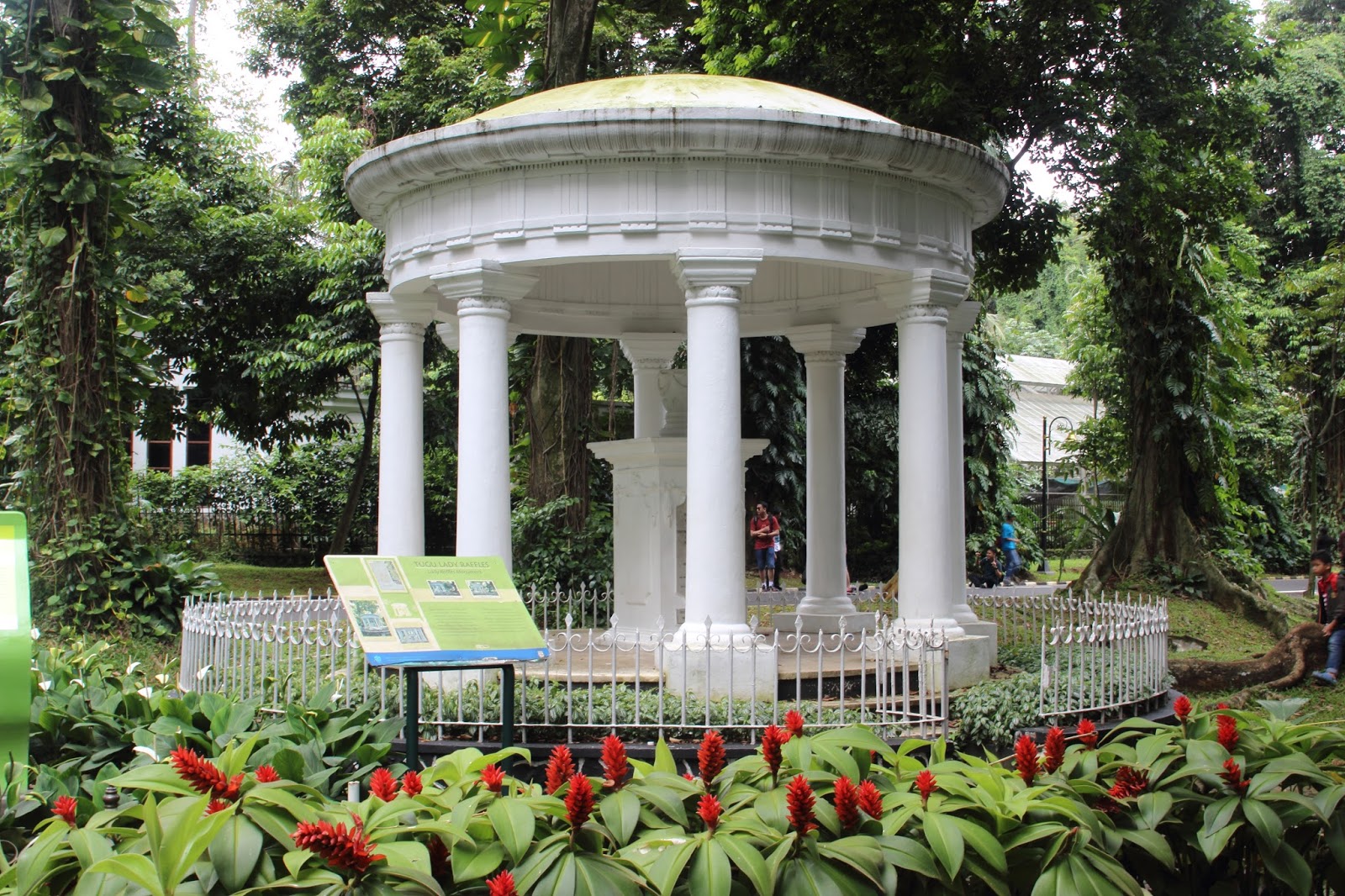 Monumen Lady Raffles Kebun Raya Bogor