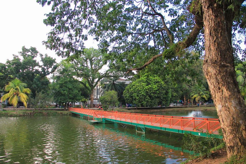 Jembatan taman kambang iwak
