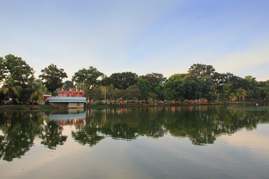 Kolam renang taman kambang iwak