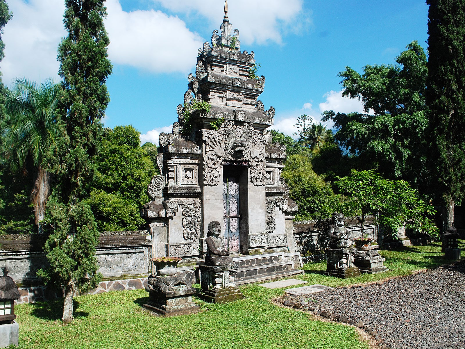 Bangunan tua di perkebunan Kali Klatak